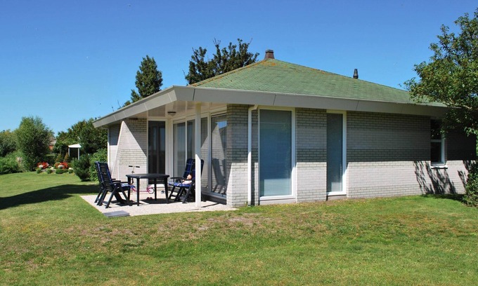 Makkum House | Detached 4-person Star bungalow with bathtub, jetty, and spacious yard at Beach Resort Makkum on the IJsselmeer.