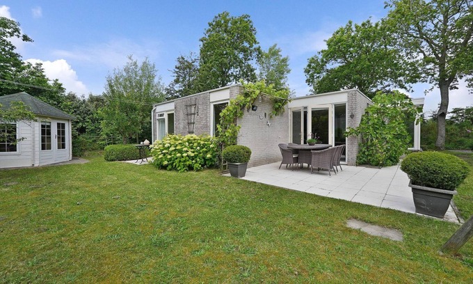 Ouddorp House | Detached and completely single-floor holiday bungalow on the award-winning holiday park Klepperstee near the beach and the North Sea.