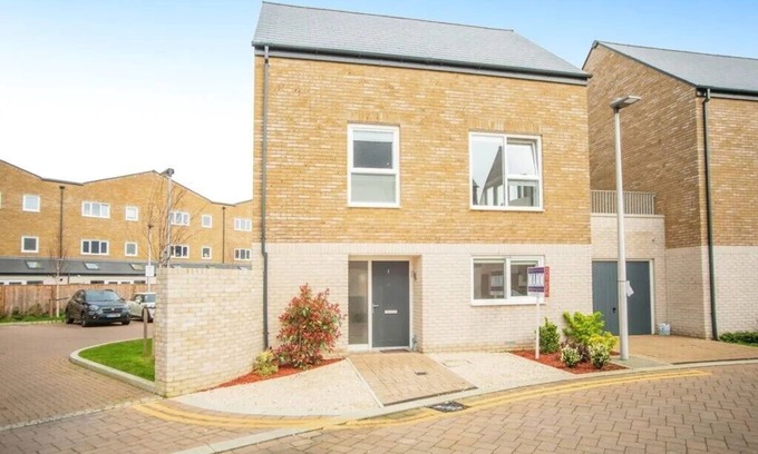 Rochester House | Detached House next to Rochester Train Station