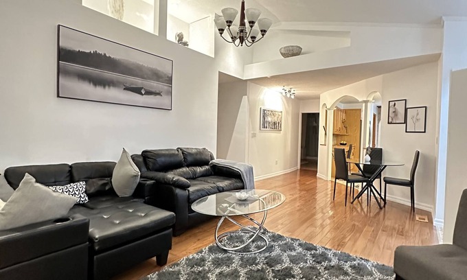Barrie House | Detached private bungalow, sleeps10, 4min to lake/downtown, NO STAIRS/10 carpark