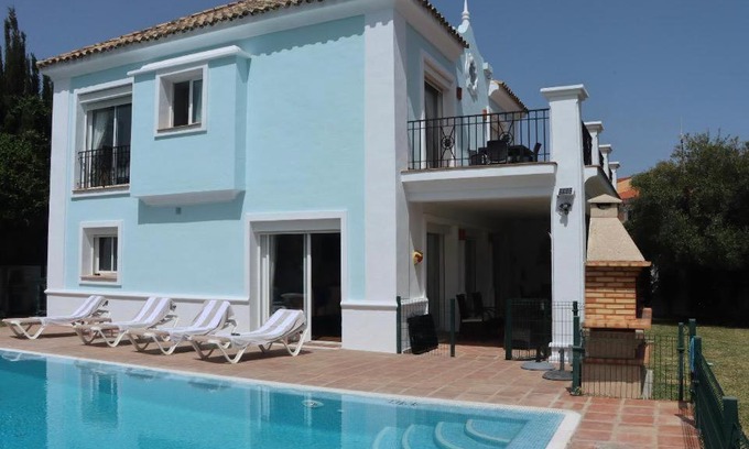 Castillo de Sabinillas Villa | Detached Villa 4 bed Duquesa with Private infinity pool close to port and beach