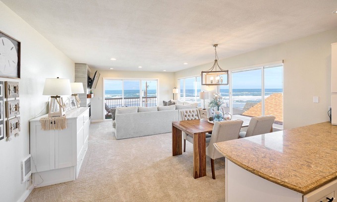 Lincoln City Condo | Diamond in the Reef - Chic Third Floor Suite