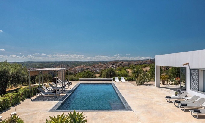 Avola Villa | Dietro al Muro - Four Bedroom Villa, Sleeps 10