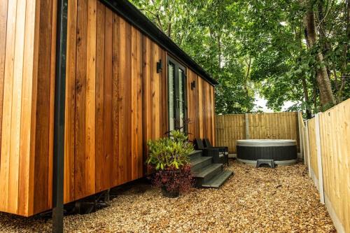 Llangollen House | Dinas Lodge with private hot tub