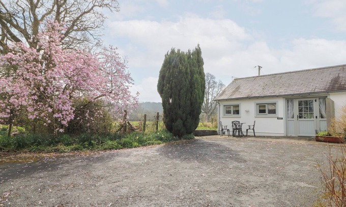 Pentrefelin Cottage | DINEFWR COTTAGE, pet friendly, character holiday cottage in Llandeilo