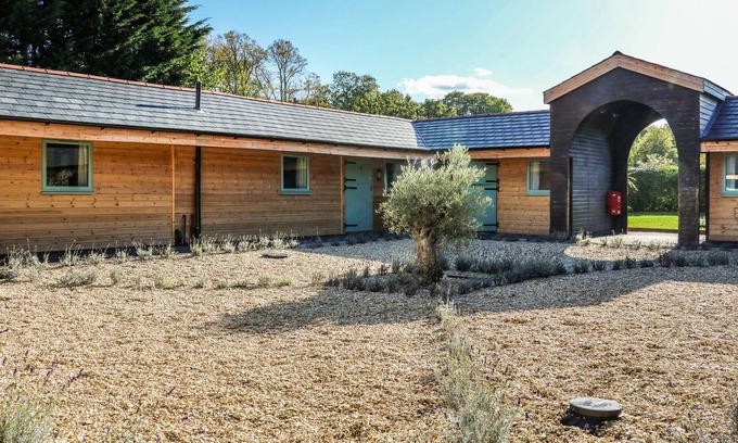 Aldermaston Wharf Apartment | DINO - NO. 8, pet friendly, with a garden in Goring-On-Thames