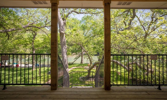 New Braunfels House | Direct River access, Guadalupe Riverfront, hammock, fire pit & Pet friendly!