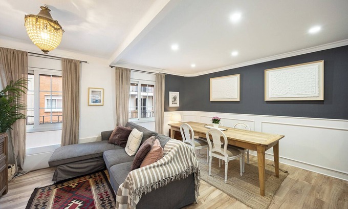 L'Hospitalet de Llobregat Apartment | Discover a wonderful apartment just 20 minutes from Barcelona's vibrant city center. Thoughtfully renovated, this space blends the charm of vintage design with elegant contemporary details, evoking the magic of a golden era.