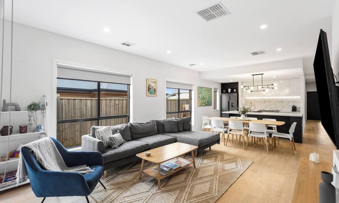 Cowes House | Discover a Spacious Modern Gem near The Esplanade