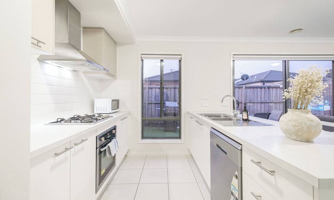 Point Cook House | Discover your dream home, where modern comfort meets suburban tranquillity