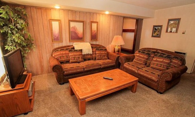 Mammoth Lakes House | Discovery 4 125