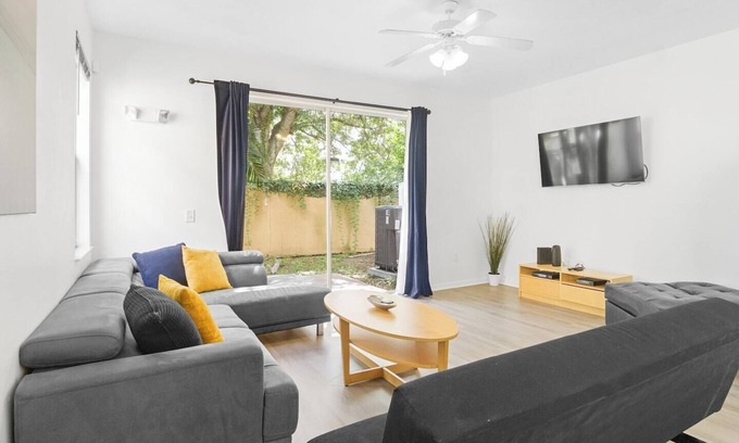 Crestwynd Bay House | Disney-Area 4BR Retreat | Relax & Swim by the Pool