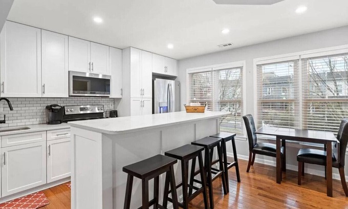 Columbia Heights Villa | District Townhome | Two Free Parkings by DCottage