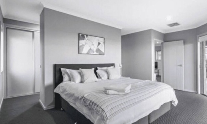 Albury House | Divine Views on Roper - Glorious three bedroom, two bathroom townhouse with views to die for!