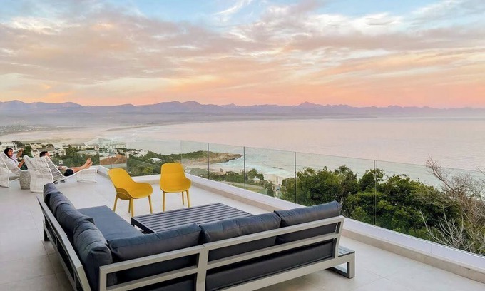 Plettenberg Bay Villa | Dizzy Hill Villa | 270° Sea Views. Pool & Patio