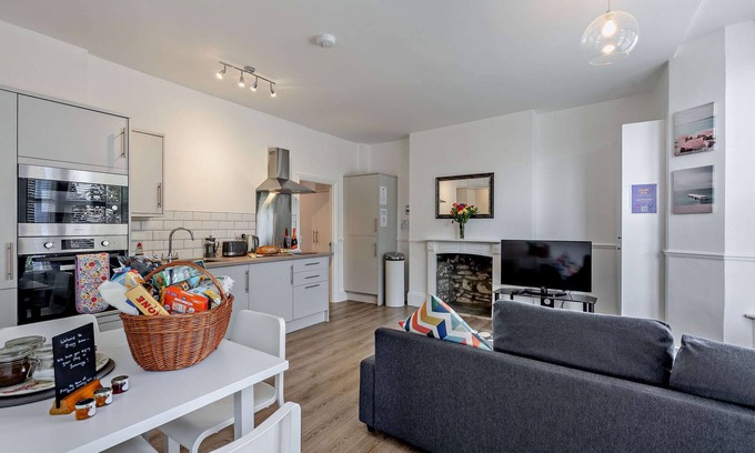 Swanage Apartment | Dizzy Lows Modern 1 Bedroom Swanage Apartment with Bay Views