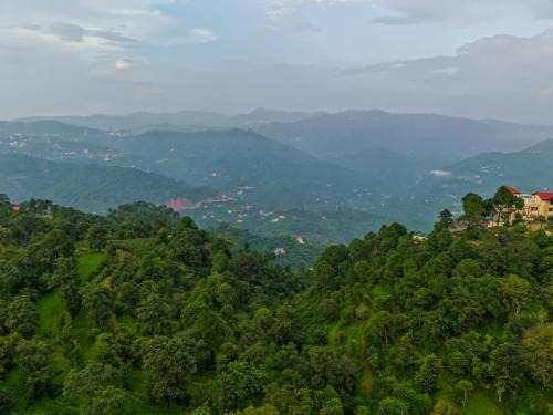 Kumarhatti Apartment | Dochi 4-BHK apartment with Hill Views, Living Room, & Balconies