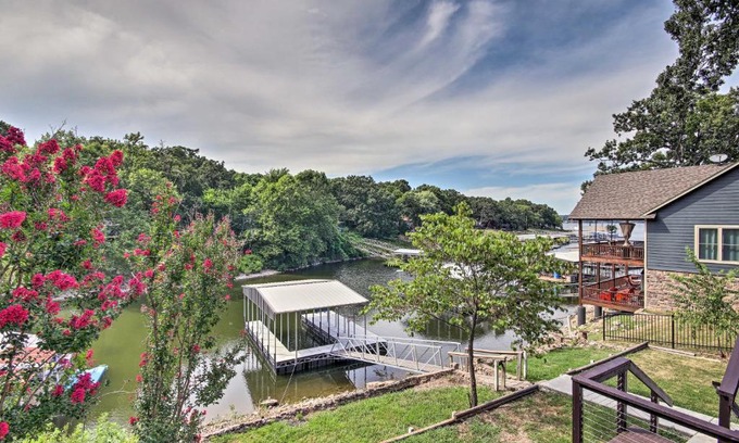 Tia Juana House | Dock, Deck and Boat Slip Lakefront Eucha Home