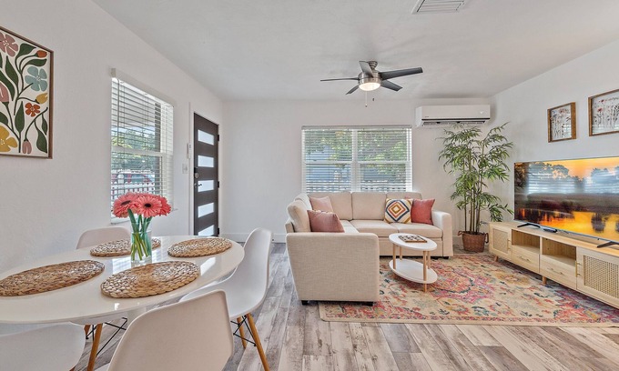 Park East House | Dog & Family Friendly, Walk to Downtown & Payne Park, Close to Beaches