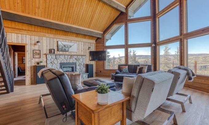 The Dalles House | Dog-friendly, 2-level gorge view home with hot tub, lovely deck, central AC, W/D