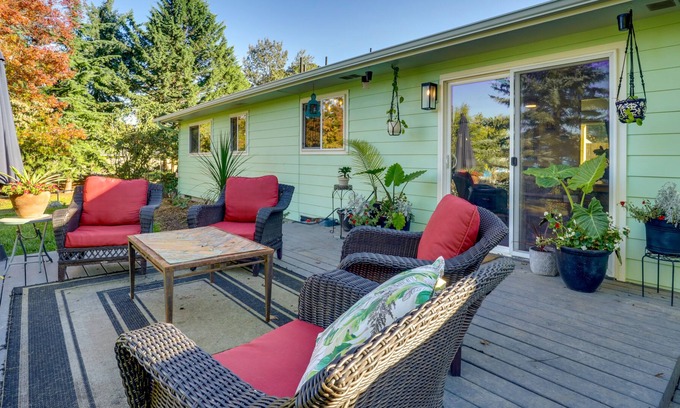 Albany House | Dog-Friendly Albany Abode w/ Private Hot Tub!