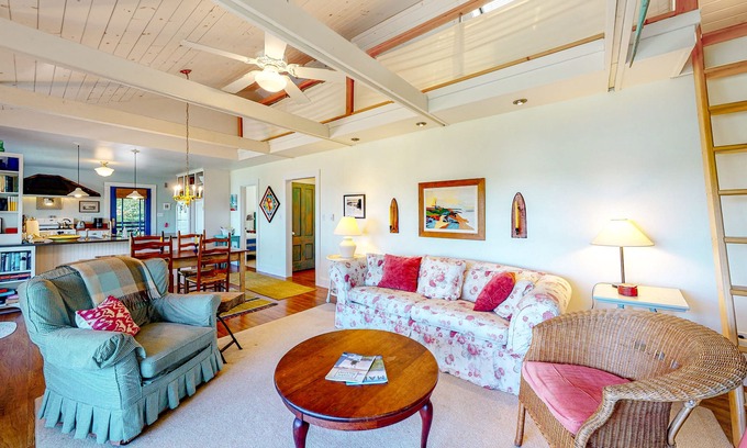 Tenants Harbor Cottage | Dog-friendly bayfront home close to Rockland with water view - snowbirds welcome