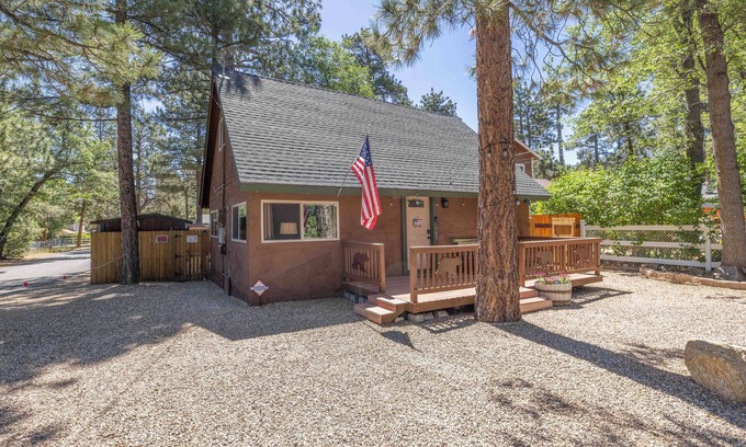 Sugarloaf Cabin | Dog-Friendly Big Bear Cabin w/Large Fenced Yard & Cozy Fireplace in Sugarloaf