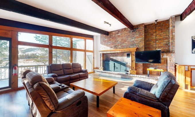 The Blue Mountains Ski Chalet | Dog-friendly chalet w/ a furnished deck, private dry sauna, & Ping-Pong table