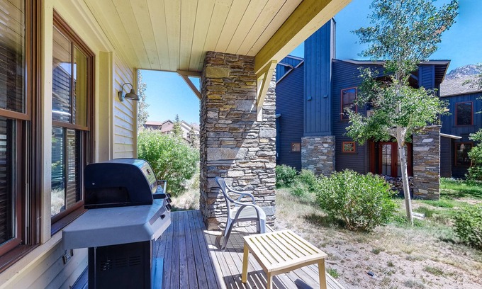 Mammoth Lakes Condo | Dog-friendly condo near skiing and golf with hot tub, fireplace & washer/dryer