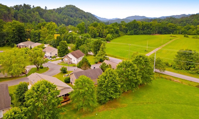 Gatlinburg - Pigeon Forge House | Dog-friendly cottage in the heart of the Smokies with Free Attraction Tickets