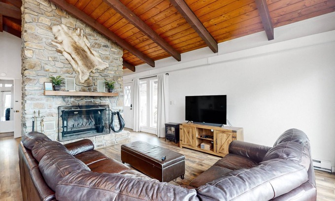 Beech Mountain Ski Chalet | Dog-friendly home w/private hot tub, central AC, and W/D - close to skiing