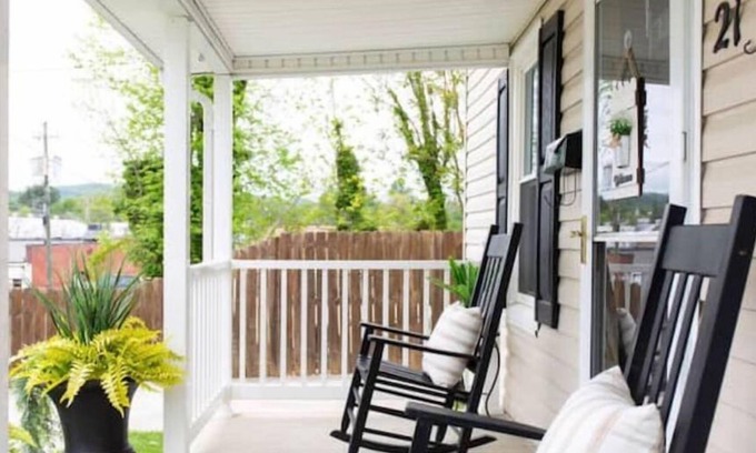 Bristol House | Dog friendly home - large backyard - gas fire pit - 5 mins to downtown or casino