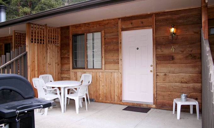 Estes Park Ski Chalet | Dog friendly Suite with Queen bed and kitchen