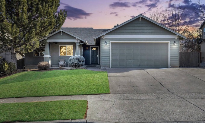 Southwest Bend House | Dog Friendly ~ SW Bend Home Close to Old Mill ~ Soaking Tub ~ Fireplace