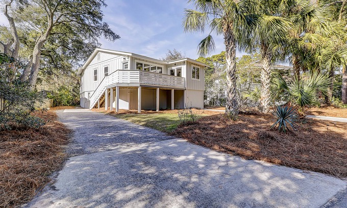 Folly Field House | Dog & Snowbird-Friendly Gem - AC, WiFi & Boat Parking, Walk to Folly Field Beach
