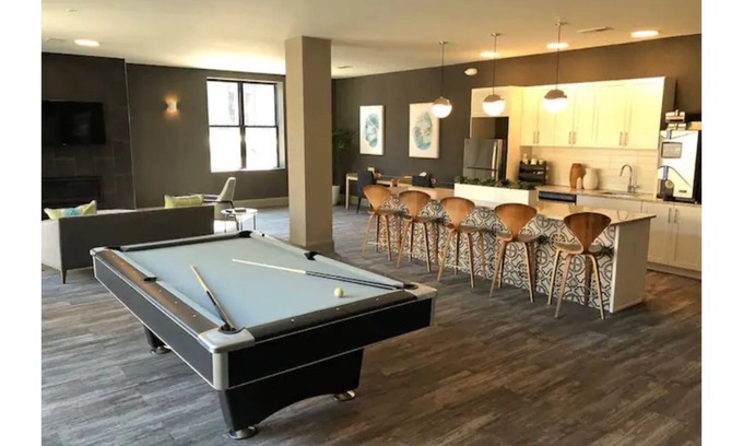 Clayton-Tamm Apartment | Dogtown Eats-Forest Park Walks-King Bed Rest (510)