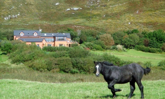 Clifden Ski Chalet | Dolphin Beach House - Close to the sea & town