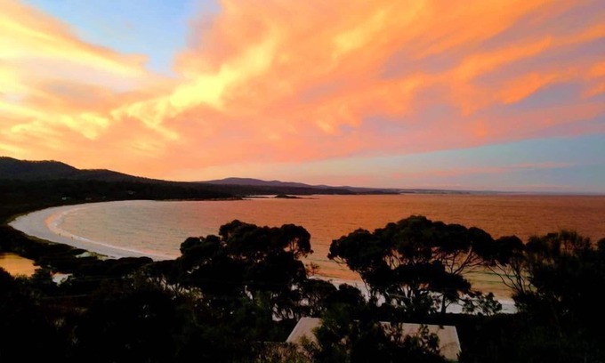Binalong Bay Cottage | DOLPHIN LOOKOUT COTTAGE Overlooking Binalong Bay
