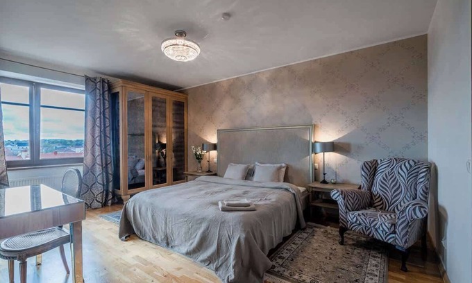 Old Town Apartment | Domillion 2bdr old town apt w views, parking A127