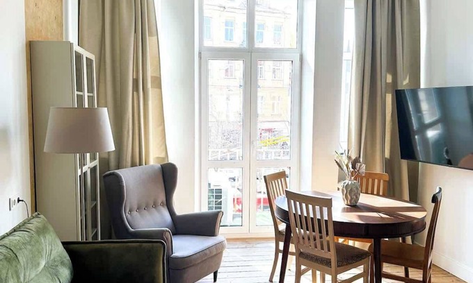 Old Town Apartment | Domillion new Provence 3bdr 2bath w parking P365