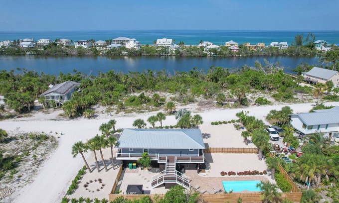 Palm Island House | Don't pass up this opportunity to be "A Wave From It All"!