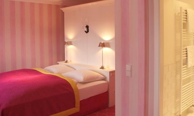 Kirchzarten Apartment | Doppelzimmer "Schwarzwald-Pop" mit WC und Dusche