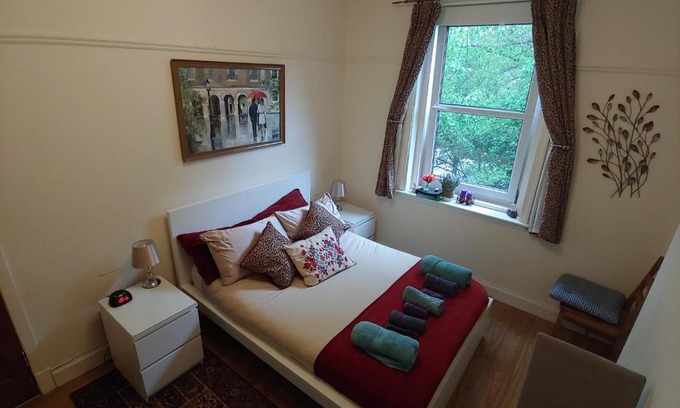 Craigleith House | Double Bedroom close to City Center