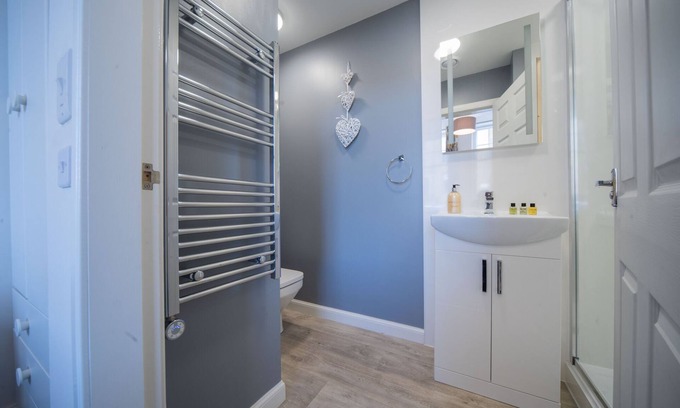 Kirkcaldy Apartment | Double Ensuite Room