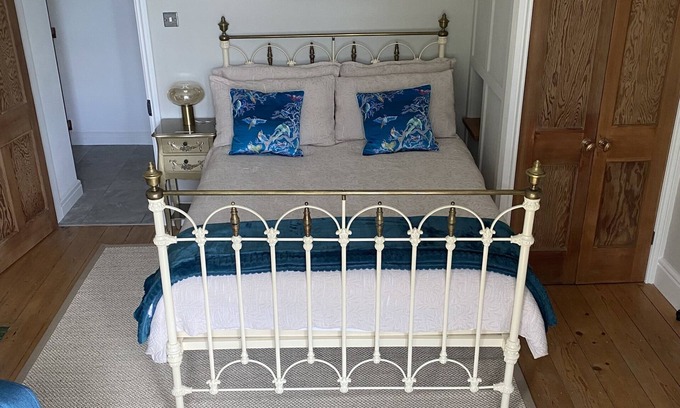 Llangollen Apartment | Double room-Ensuite with Shower-Landmark view