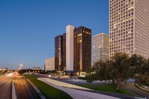 Greenway Plaza-Upper Kirby Hotel | DoubleTree by Hilton Hotel Houston Greenway Plaza