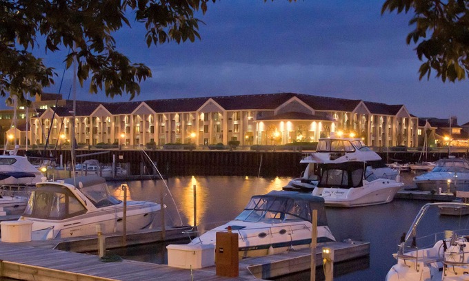 Racine Hotel | DoubleTree by Hilton Racine Harbourwalk