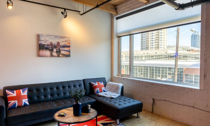 Downtown Edmonton Condo | ⭐️ Downton Edmonton Loft w/Free Parking - Walk to Rogers Place!