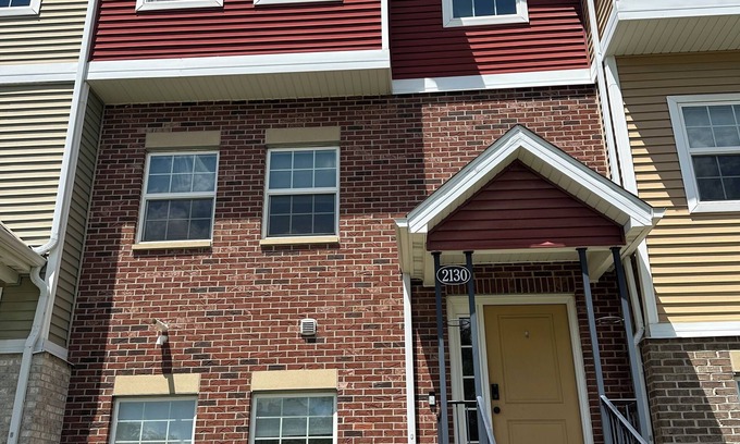 Des Moines House | Downtown 2BD 2.5BA townhouse w/free garage parking