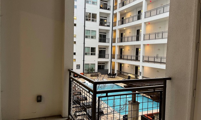 Bouldin Apartment | Downtown ATX Summer Getaway! Naturally lit 1BR apt with Pool, Parking, WiFi, Gym